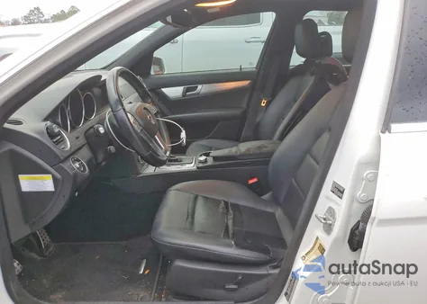 2013 Mercedes-Benz C 250 из США, поврежденный, VIN WDDGF4HB3DR295998